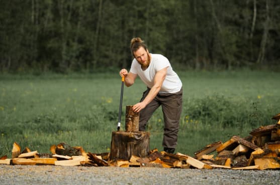 Thumbnail How to Split Firewood the Safe Way